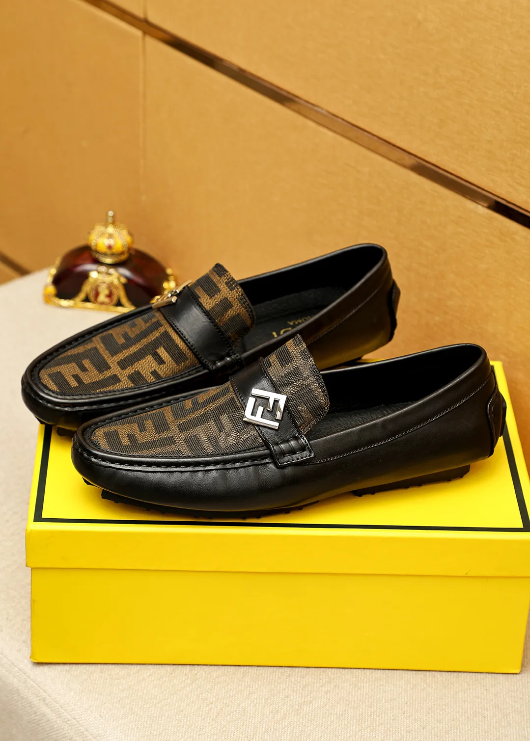 Men's shoes 💰380 💐 Product trademark: FENDI [Fendi] Doudou shoes Regular size: 38-44 (45.46.47🉑️Customized) Product materials: Selected imported first-layer calfskin upper + luxury hardware buckle, imported pig 🐖 lining. Strong three-dimensional visual effect, original outsole color: 1⃣️color optional